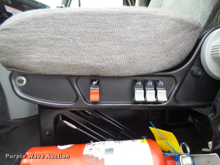 image for item DA3313 2004 Freightliner Columbia semi truck