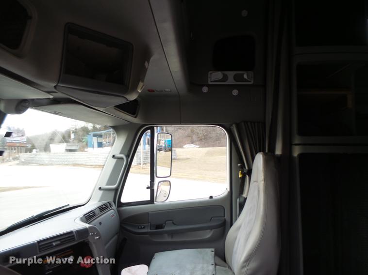 image for item DA3313 2004 Freightliner Columbia semi truck