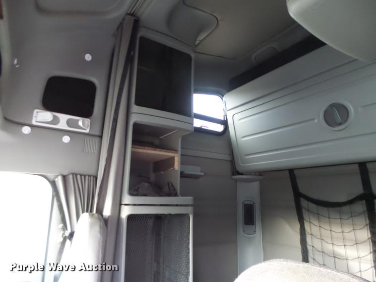 image for item DA3313 2004 Freightliner Columbia semi truck