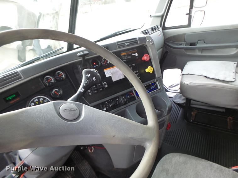 image for item DA3313 2004 Freightliner Columbia semi truck