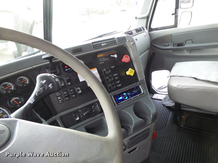 image for item DA3313 2004 Freightliner Columbia semi truck