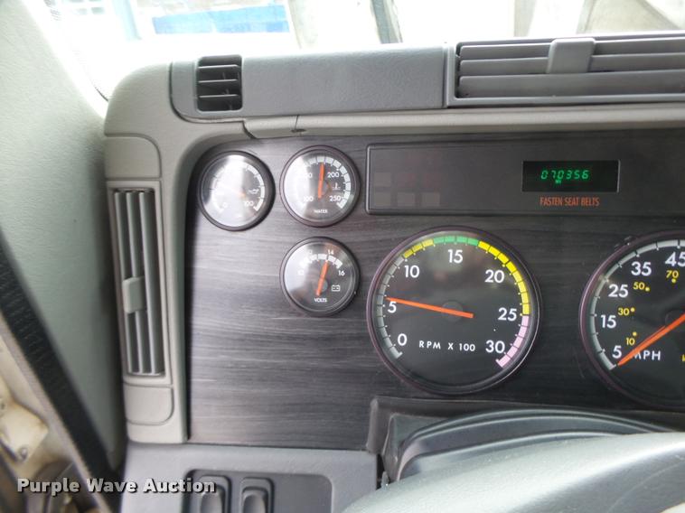 image for item DA3313 2004 Freightliner Columbia semi truck