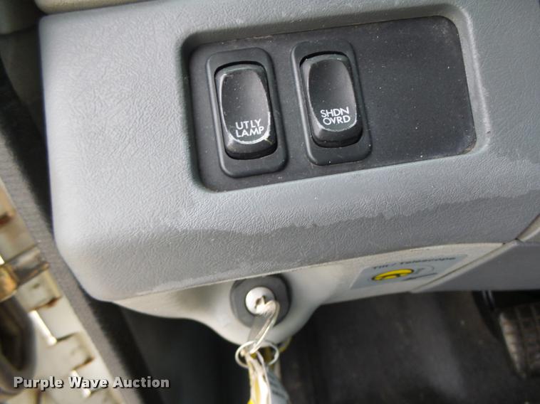 image for item DA3313 2004 Freightliner Columbia semi truck