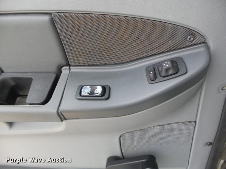 image for item DA3313 2004 Freightliner Columbia semi truck