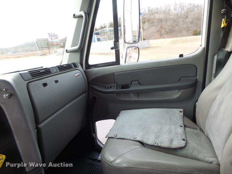 image for item DA3313 2004 Freightliner Columbia semi truck