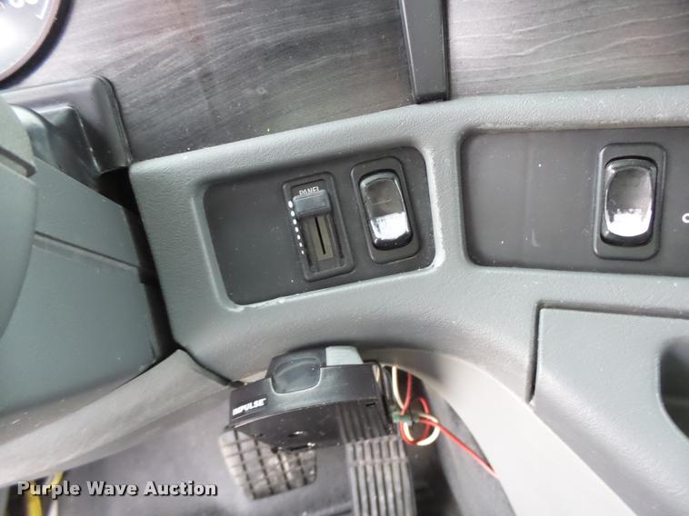 image for item DA3313 2004 Freightliner Columbia semi truck