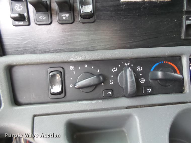 image for item DA3313 2004 Freightliner Columbia semi truck