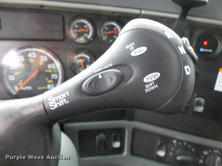 image for item DA3313 2004 Freightliner Columbia semi truck