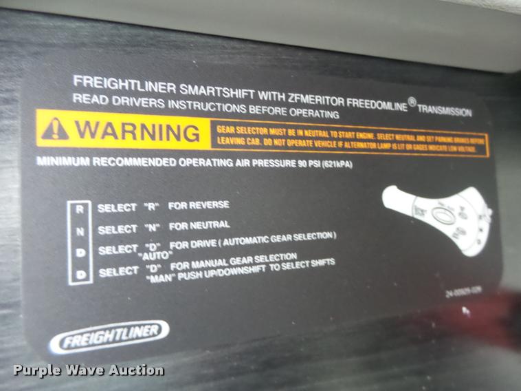 image for item DA3313 2004 Freightliner Columbia semi truck