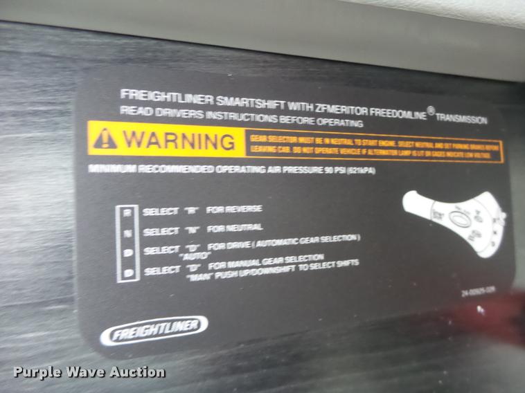 image for item DA3313 2004 Freightliner Columbia semi truck