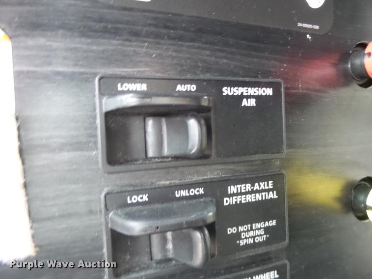 image for item DA3313 2004 Freightliner Columbia semi truck