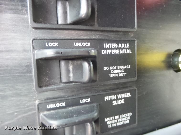 image for item DA3313 2004 Freightliner Columbia semi truck