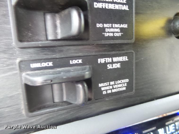 image for item DA3313 2004 Freightliner Columbia semi truck