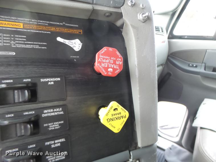 image for item DA3313 2004 Freightliner Columbia semi truck