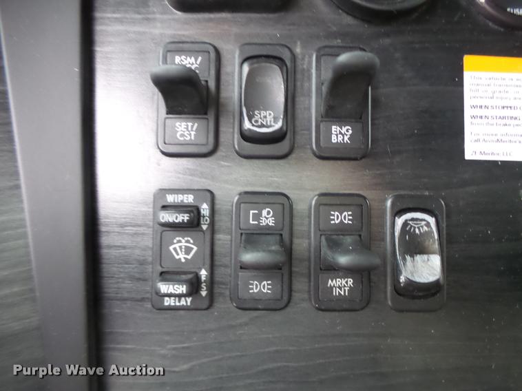 image for item DA3313 2004 Freightliner Columbia semi truck