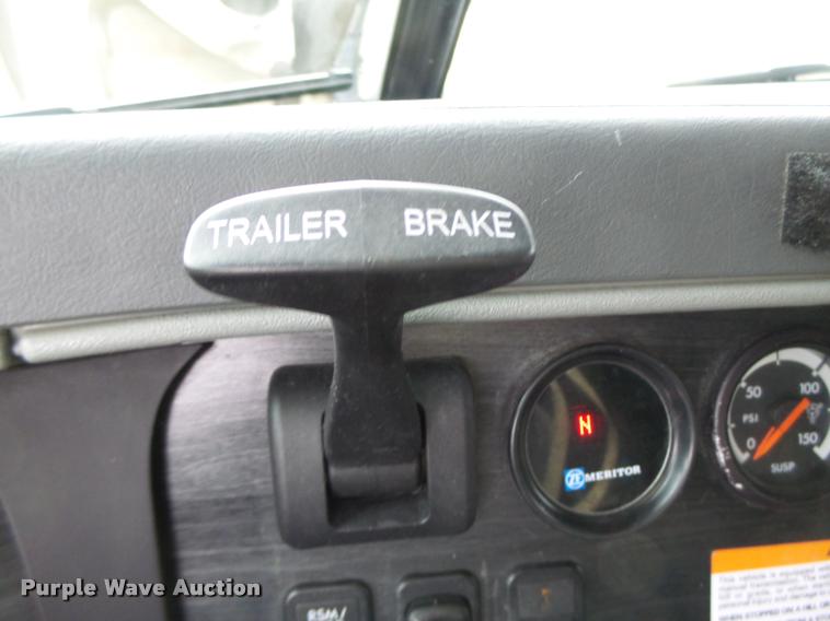 image for item DA3313 2004 Freightliner Columbia semi truck