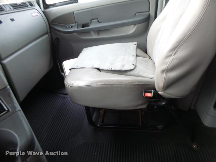 image for item DA3313 2004 Freightliner Columbia semi truck