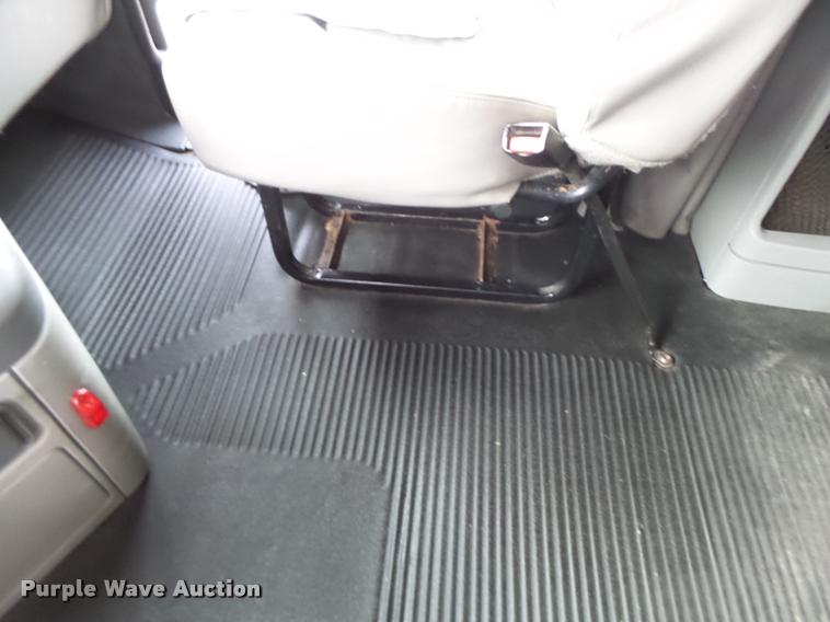 image for item DA3313 2004 Freightliner Columbia semi truck