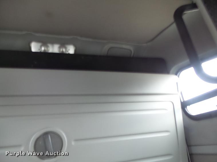 image for item DA3313 2004 Freightliner Columbia semi truck