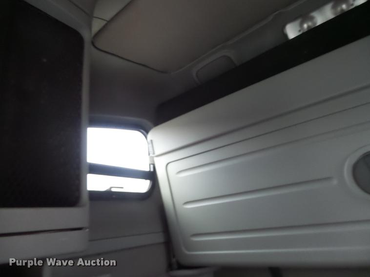 image for item DA3313 2004 Freightliner Columbia semi truck