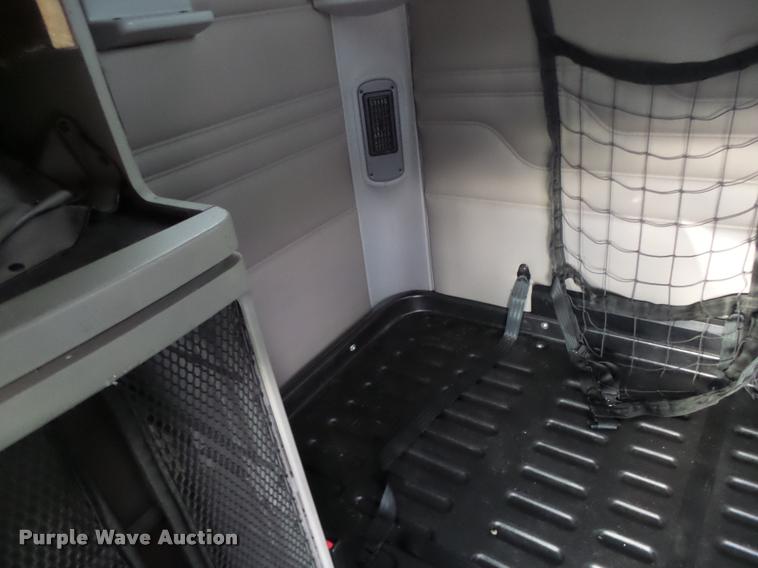 image for item DA3313 2004 Freightliner Columbia semi truck