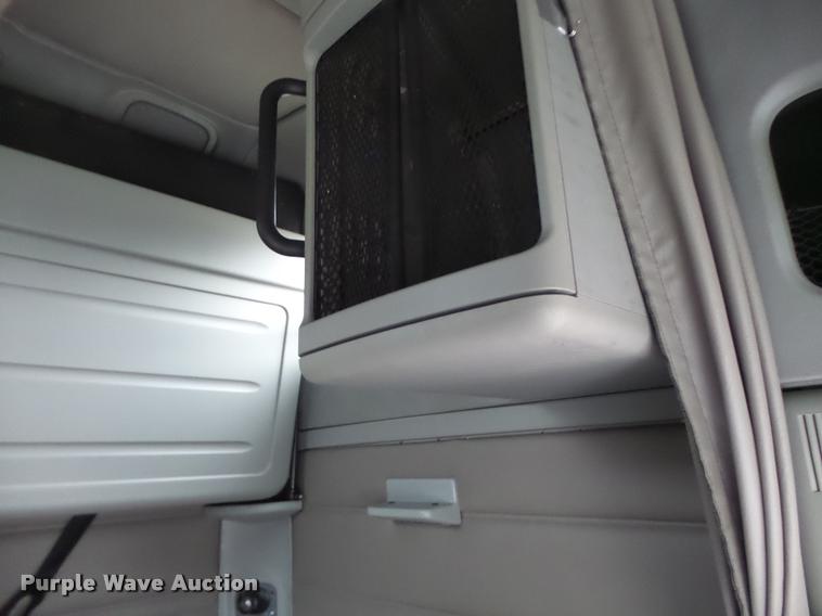 image for item DA3313 2004 Freightliner Columbia semi truck