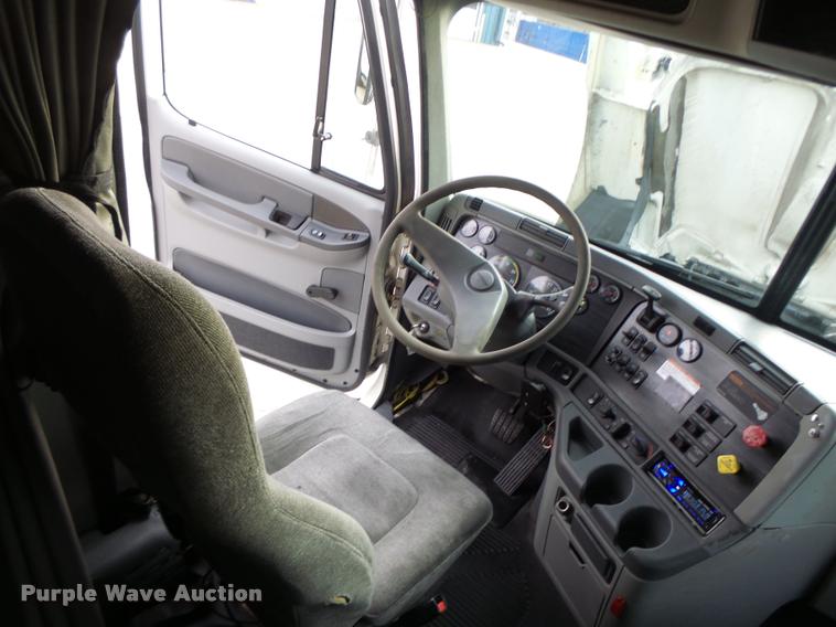 image for item DA3313 2004 Freightliner Columbia semi truck