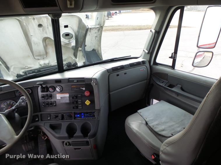 image for item DA3313 2004 Freightliner Columbia semi truck