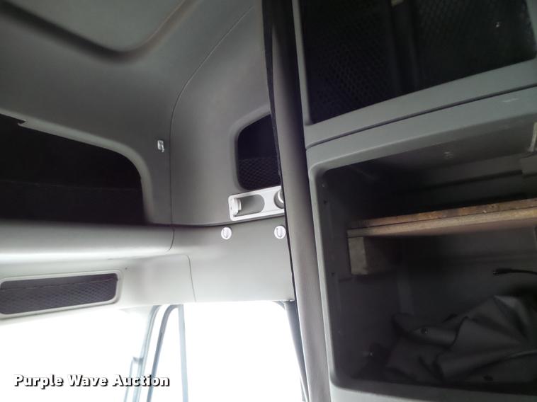 image for item DA3313 2004 Freightliner Columbia semi truck