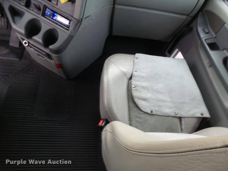 image for item DA3313 2004 Freightliner Columbia semi truck