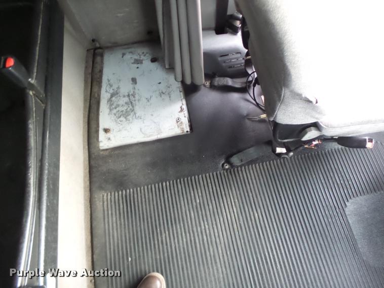 image for item DA3313 2004 Freightliner Columbia semi truck