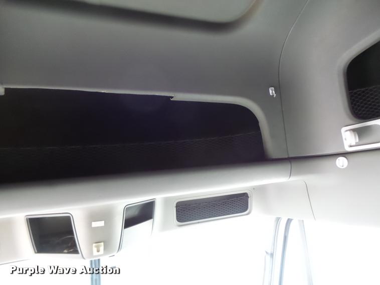 image for item DA3313 2004 Freightliner Columbia semi truck