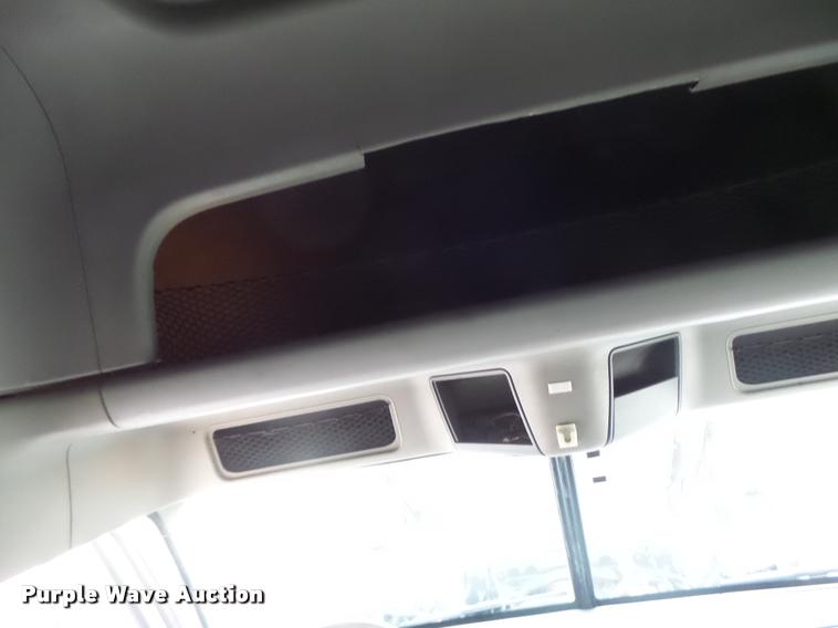 image for item DA3313 2004 Freightliner Columbia semi truck