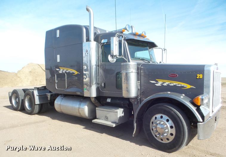 image for item DA7665 2006 Peterbilt 379 semi truck