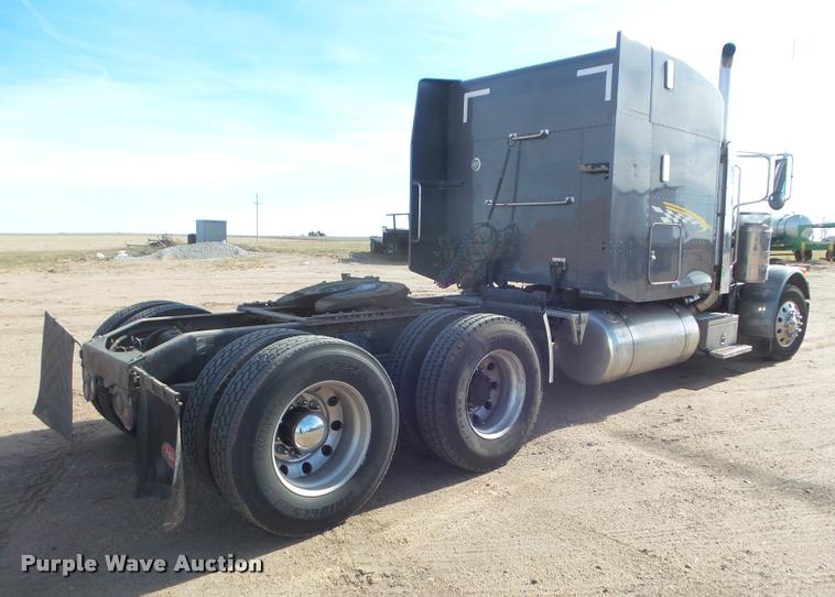 image for item DA7665 2006 Peterbilt 379 semi truck