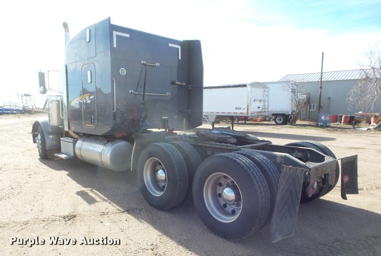 image for item DA7665 2006 Peterbilt 379 semi truck