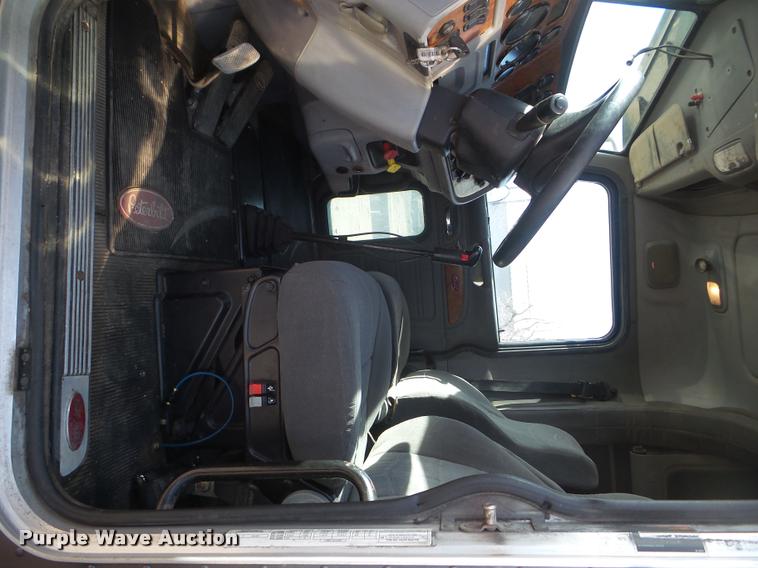 image for item DA7665 2006 Peterbilt 379 semi truck