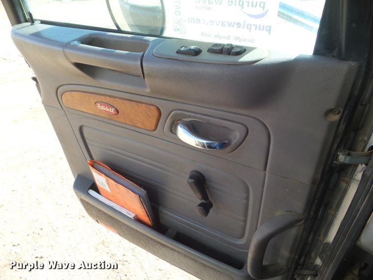 image for item DA7665 2006 Peterbilt 379 semi truck