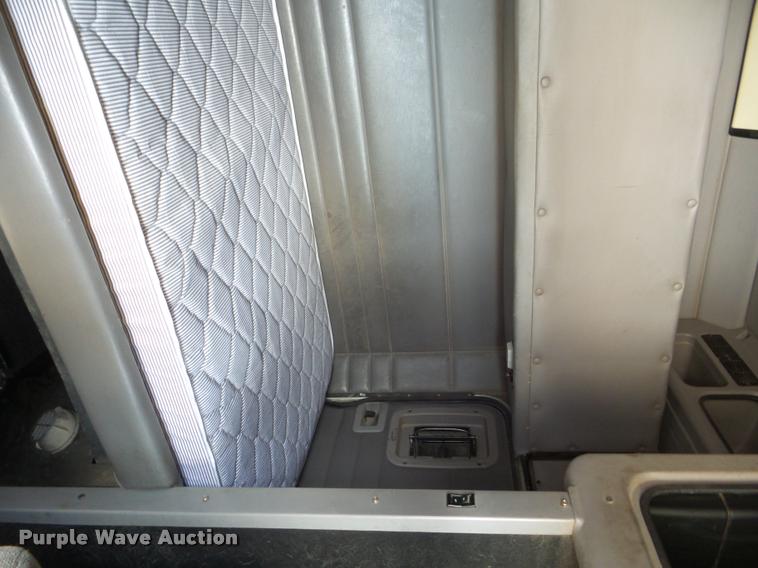 image for item DA7665 2006 Peterbilt 379 semi truck