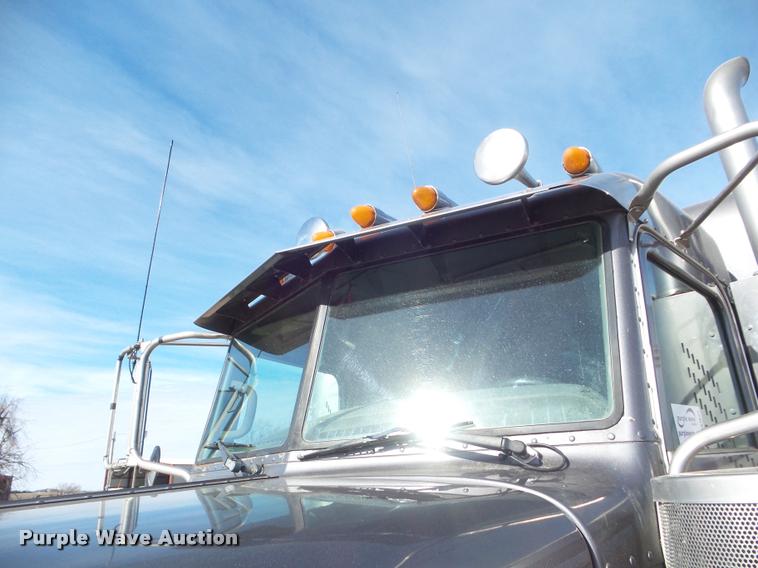 image for item DA7665 2006 Peterbilt 379 semi truck