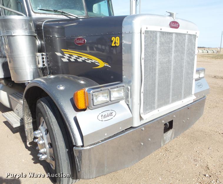 image for item DA7665 2006 Peterbilt 379 semi truck