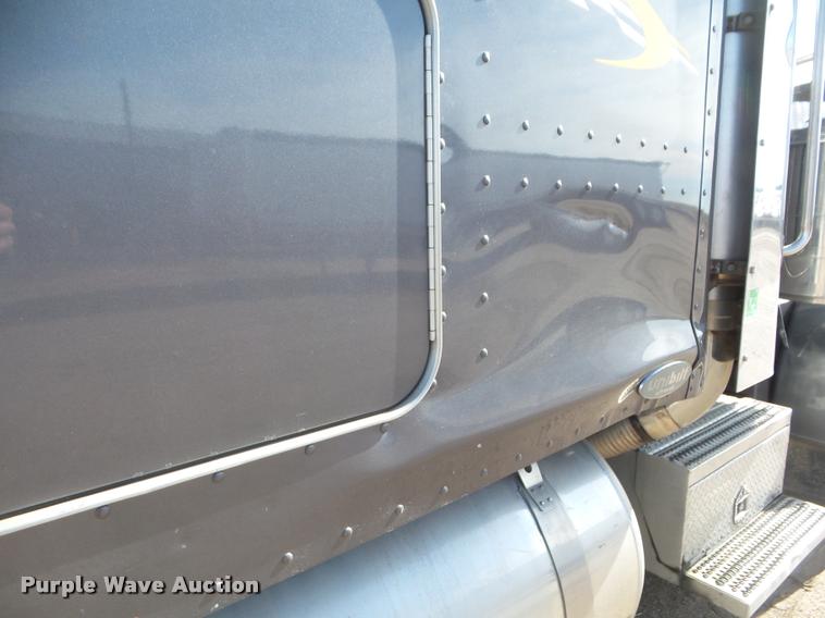 image for item DA7665 2006 Peterbilt 379 semi truck