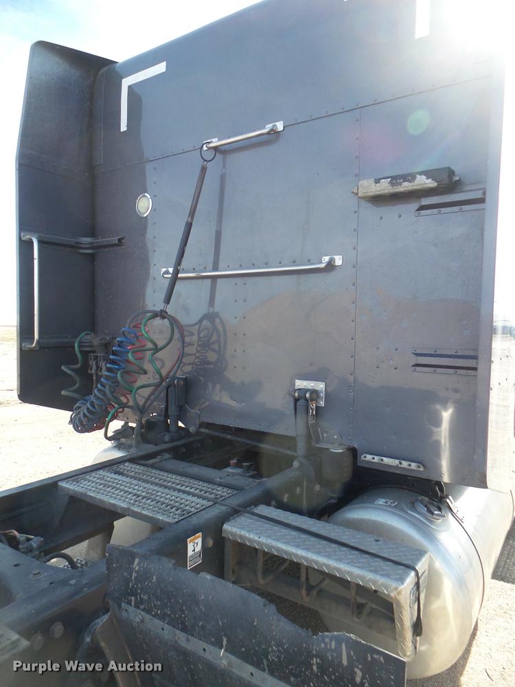 image for item DA7665 2006 Peterbilt 379 semi truck