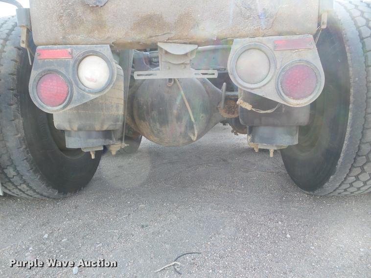 image for item DA7665 2006 Peterbilt 379 semi truck