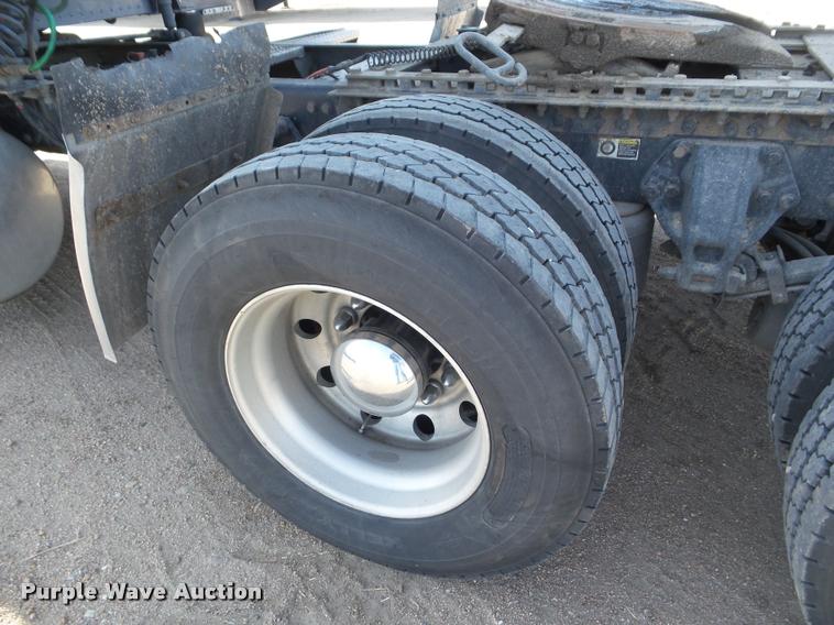 image for item DA7665 2006 Peterbilt 379 semi truck