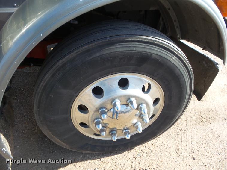 image for item DA7665 2006 Peterbilt 379 semi truck