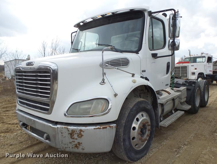 image for item DA9360 2005 Freightliner Business Class M2 semi truck