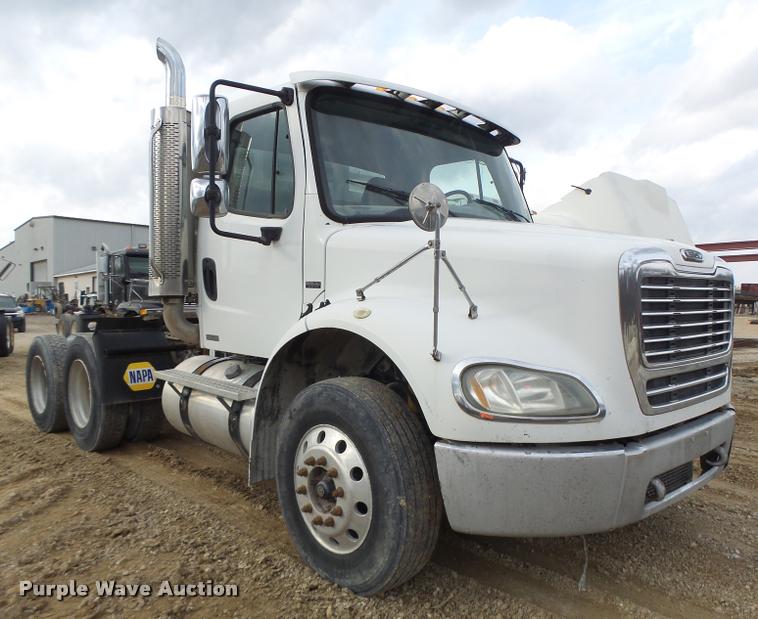 image for item DA9360 2005 Freightliner Business Class M2 semi truck