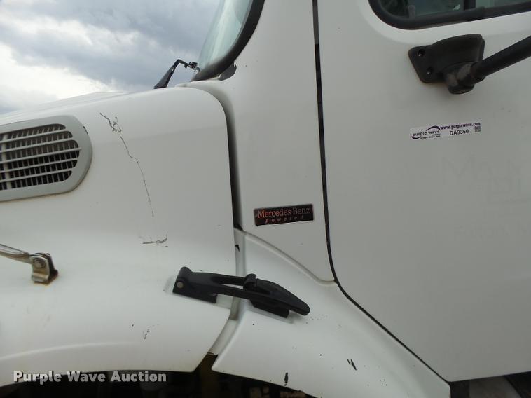 image for item DA9360 2005 Freightliner Business Class M2 semi truck