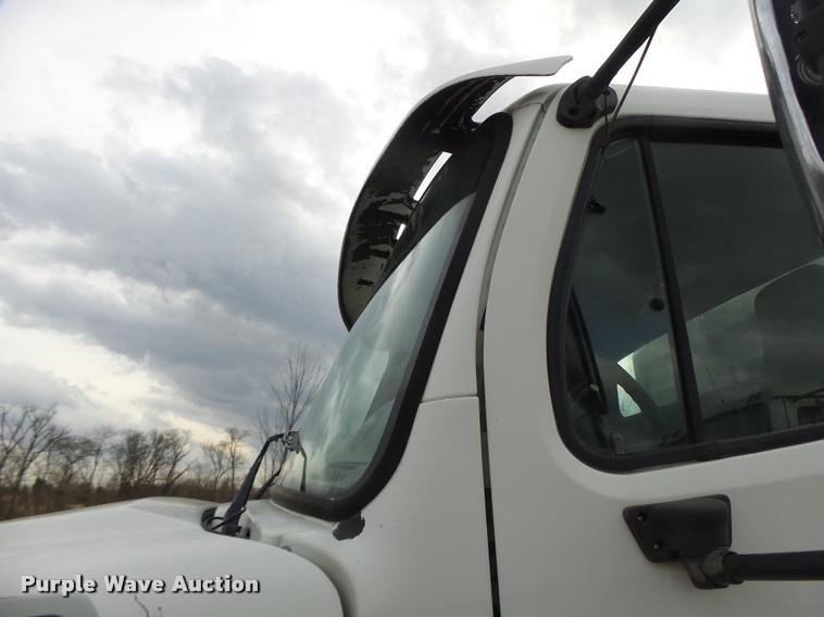 image for item DA9360 2005 Freightliner Business Class M2 semi truck